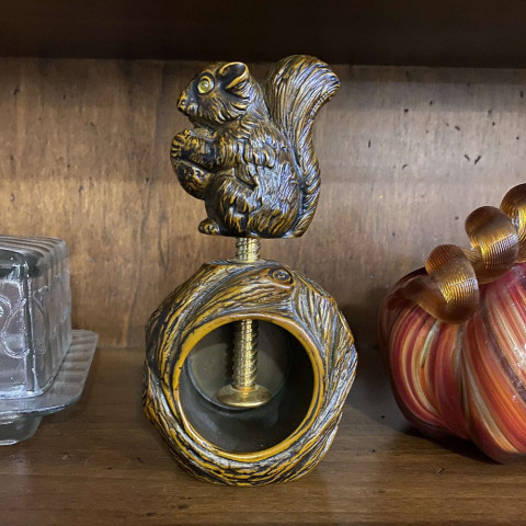 Белка для колки орехов