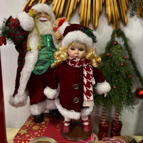 Фарфоровая кукла в празничном платьице 