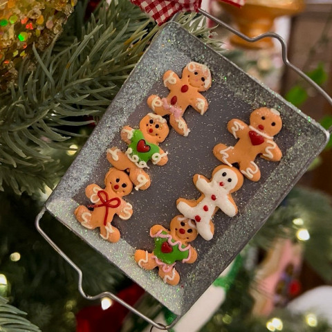 Сладости на подносе