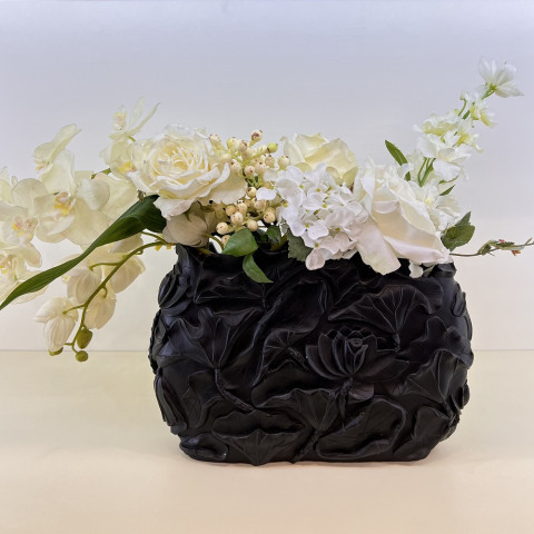 Ваза чёрная с выпуклым рисунком цветов